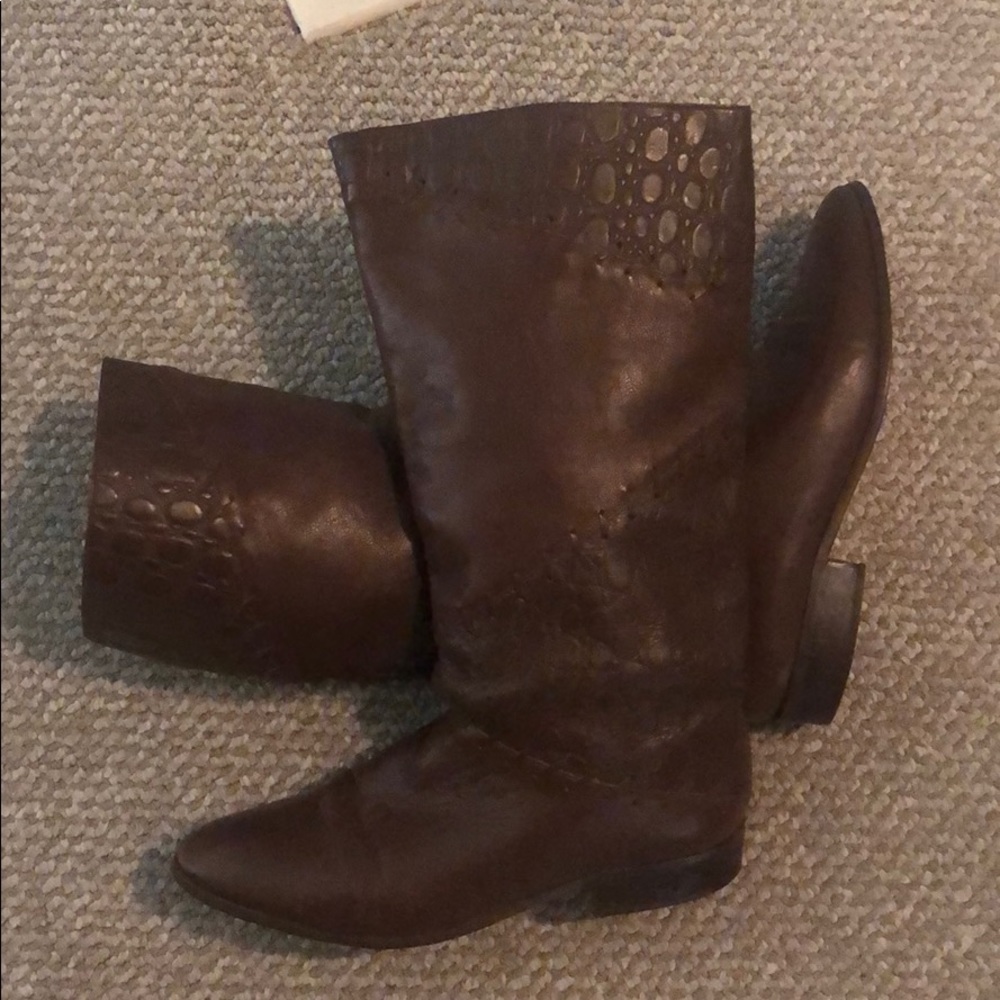 Great faux leather chic chocolate boots!